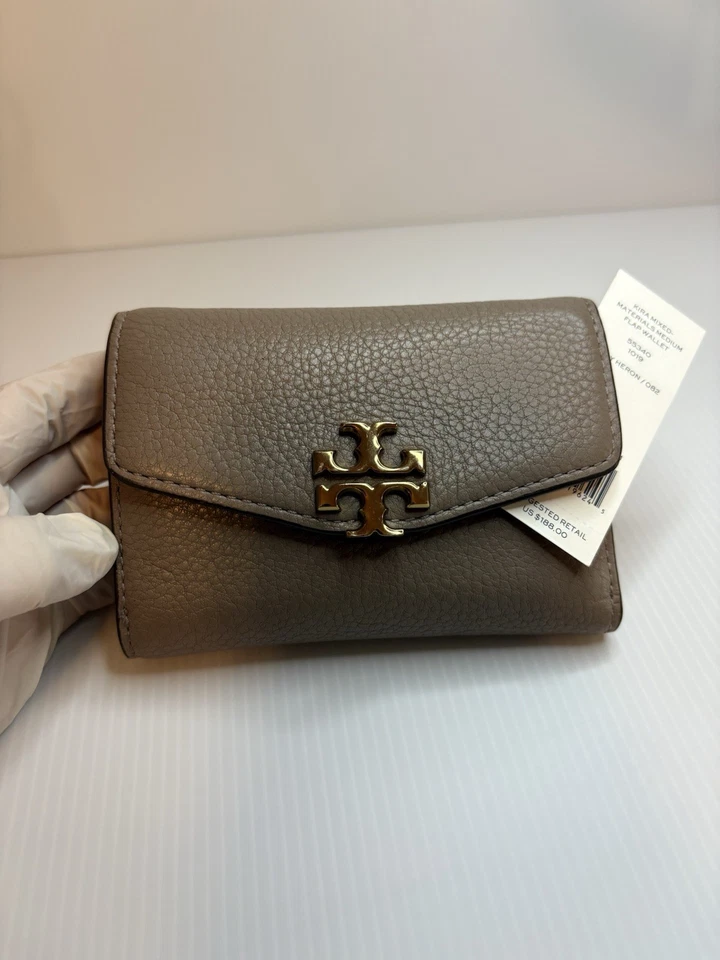Cartera Tory Burch Kira Mediana Solapa Gris Garza Usada en Excelente Condición Foto 2 de 4