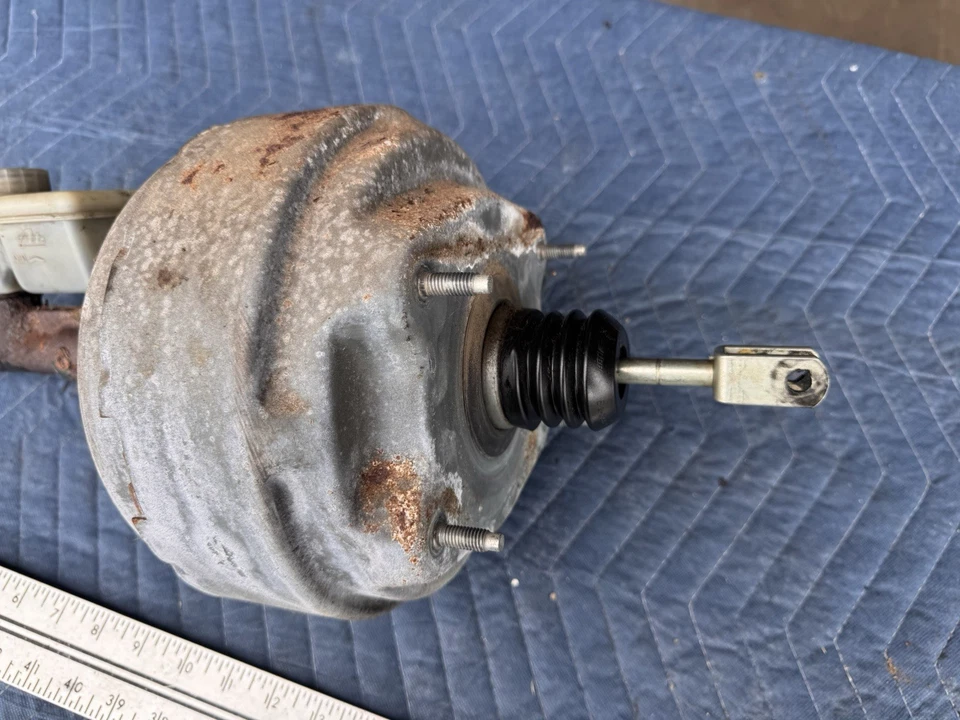 1986-1993 Volvo 240 244 245 Brake Booster & Master Cylinder Assembly OEM #4907E - Image 3 of 4
