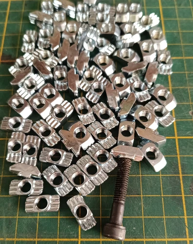 Nutenstein Hammermutter M6 Nut 8 mm. 10 Stück Packung