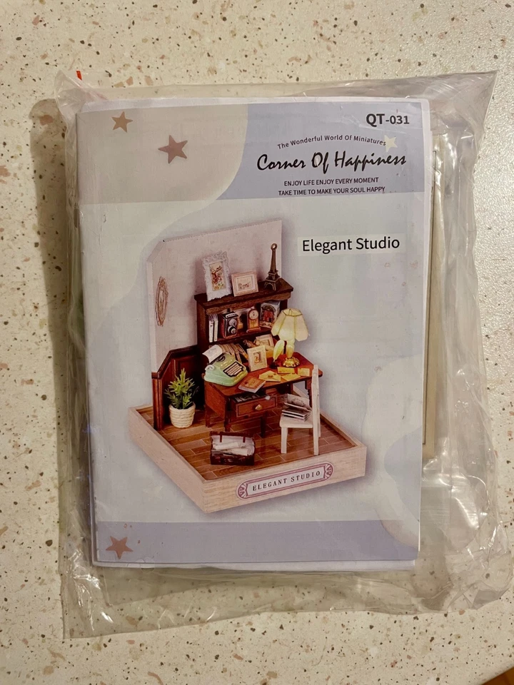 Miniatura studio elegante con macchina da scrivere e luce LED - Immagine 3 di 3