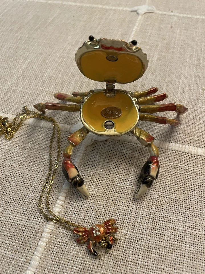 Caja de baratija móvil de cangrejo con joyas Jere de lujo con collar colgante a juego Foto 3 de 3