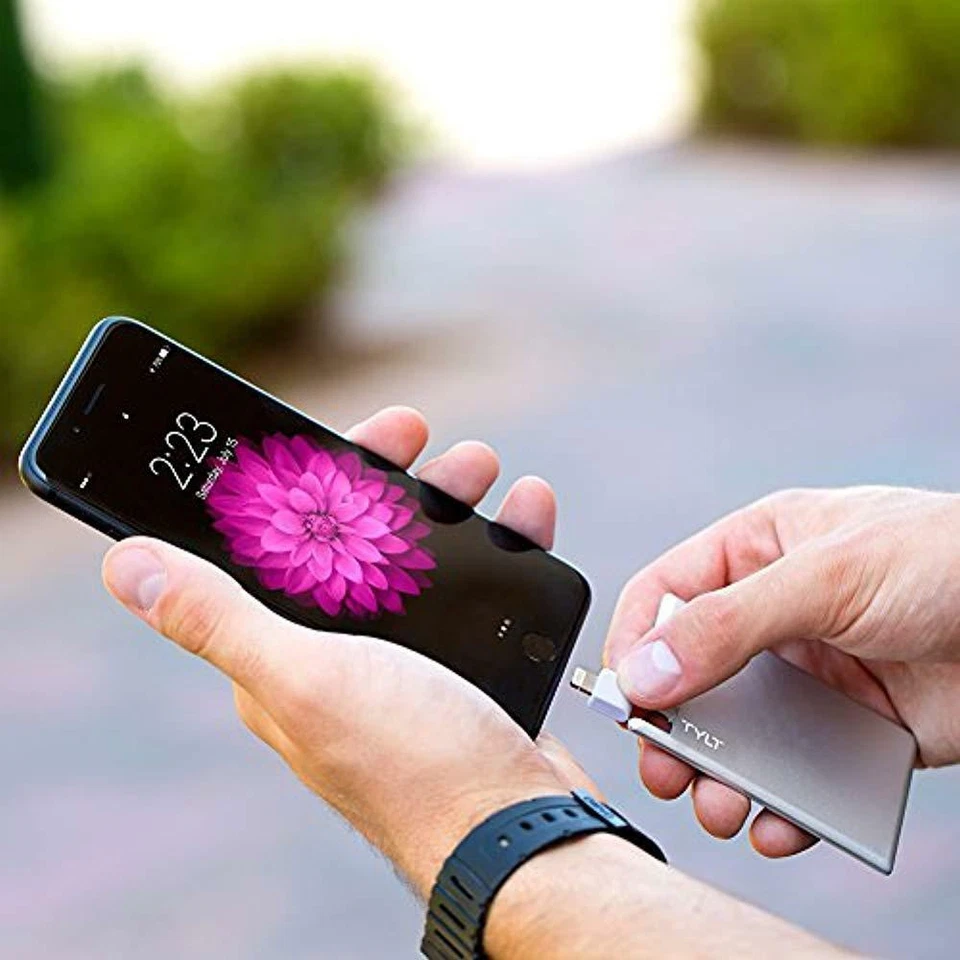 Banco de alimentación Tylt Slim Boost 1300 mAh con certificación Lightning MFi para iPhone Foto 3 de 4