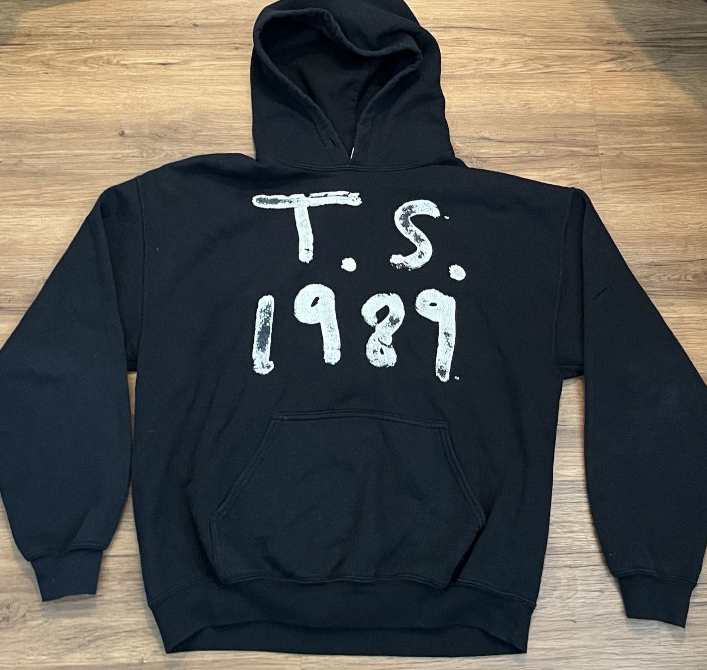 TAYLOR SWIFT RARE Unisex - T S 1989 - Black Pullover Hoodie Sweatshirt Size L image 2