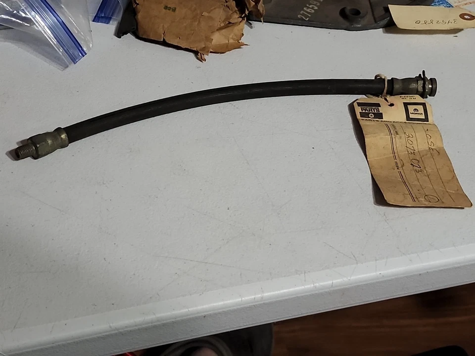 Manguera de freno delantera Plymouth Valiant Barracuda 1960-1966 nuevo de colección OEM MOPAR # 2073023 OE Foto 2 de 4