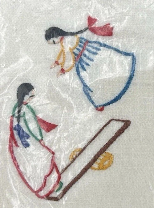 2 lenços bordados coreanos vintage menina acrobata SeeSaw novo lacrado década de 1960 - Imagem 2 de 4
