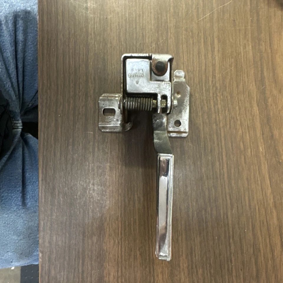 MANIJA PUERTA INTERIOR IZQUIERDA DELANTERA O TRASERA -1971-1976 Cadillac Eldorado lado del conductor Foto 2 de 4