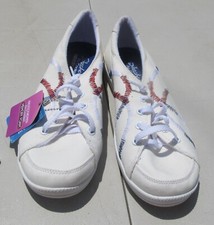 Zapatillas Skechers Madison Ave Allow Me Talla 9 blancas con puntada roja/blanca/azul NUEVAS