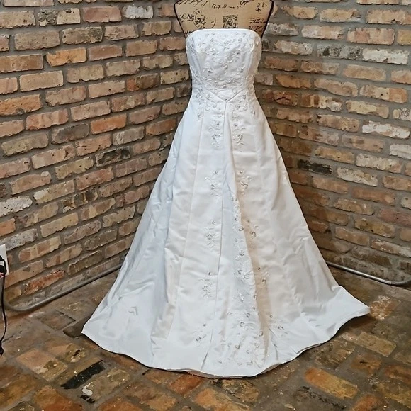 Vestido de novia Mori Lee para mujer marfil sin tirantes con cuentas talla 8 Foto 2 de 4