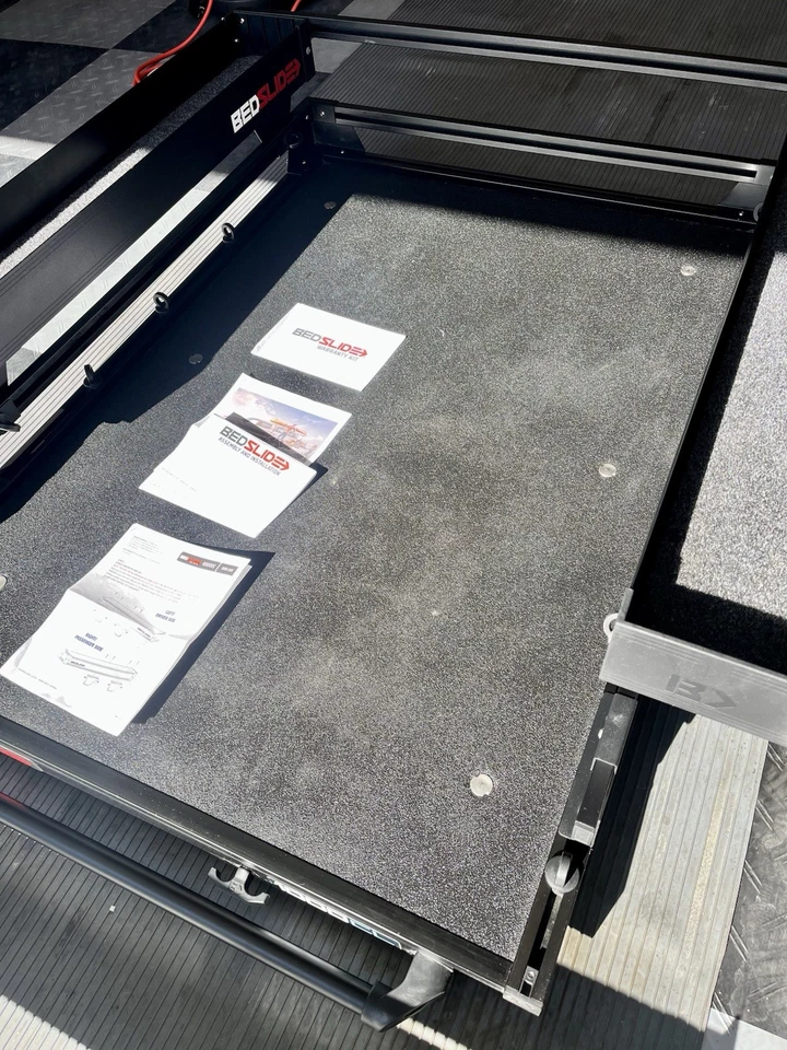 Toyota Tacoma - Deslizamiento de la cama 5 ft platón 2016-23 edición negra con contenedores y amarres Foto 4 de 4