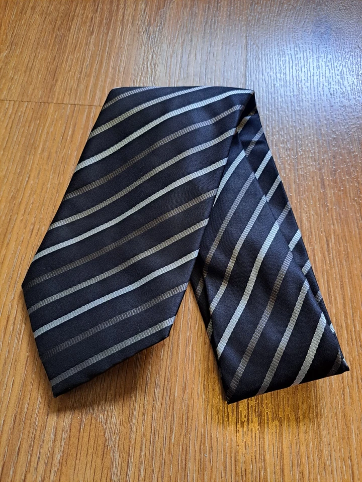 Corbata vintage de seda Burberrys de diseñador de lujo para hombre hecha en Italia a rayas negra Foto 2 de 4