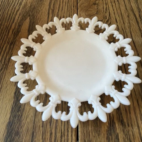 Westmoreland Milk Glass Round Plate vintage Fluer de Lis 7.5”
