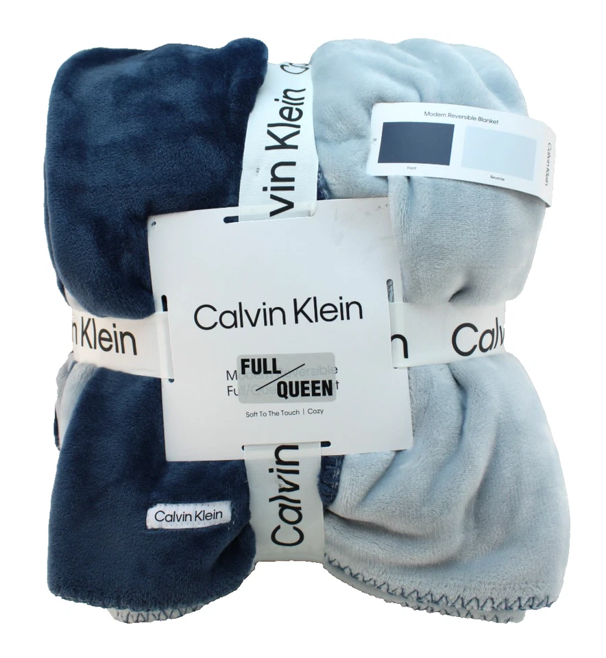 Manta de felpa reversible talla Queen Calvin Klein: azul/azul claro logotipo CK precio de venta sugerido por el fabricante 123 USD Foto 3 de 4