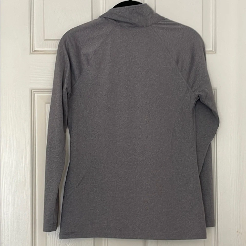 Danskin Now Semi-Fitted Gray Top Foto 4 de 4