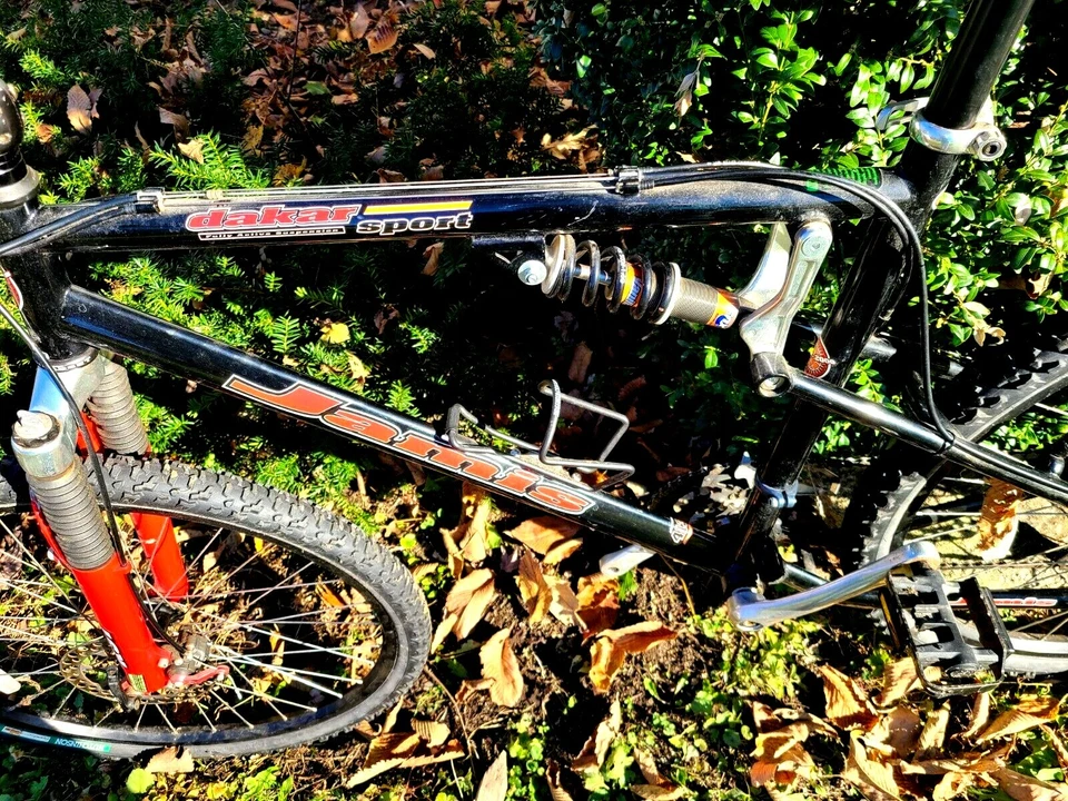 Bicicleta deportiva con suspensión de aluminio de 27 velocidades Jamis Daker para hombre  Foto 3 de 4