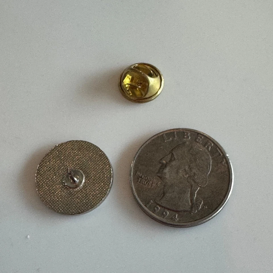 Prendedor de solapa esmaltada con logotipo de vaquero Skoal Bandit vintage - blanco/verde tabaco Pinback Foto 3 de 3