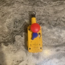 Allen Bradley Lifeline 4 Guard master pull switch WITH -  LRTS Line Tensioner. 