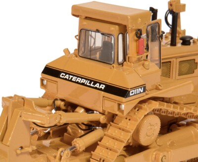 1:24 Cat® D9 Dozer SU-Blade w/ Single-Shank Ripper - Die-Cast