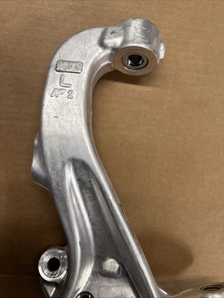 Оригинальный передний поворотный шпиндель Toyota Tundra LH 43202-0C010 2022-2025 со стороны водителя - Изображение 2 из 4