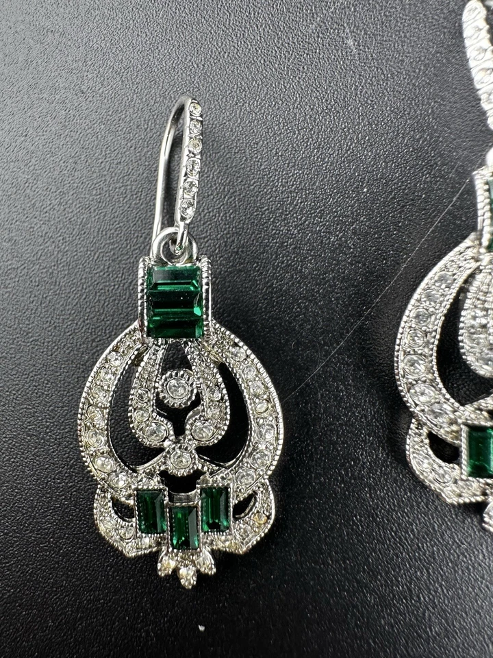 Pendientes Carolee Tono Plata Distintivos Verde Estrás Araña Colgante Gancho Foto 2 de 4