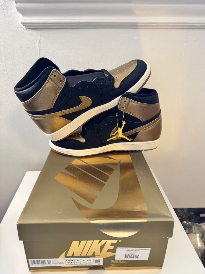 NUEVO Talla 10.5 Hombres Jordan 1 Retro Alto OG Negro/Dorado Metálico - Zapato de Baloncesto Foto 4 de 4