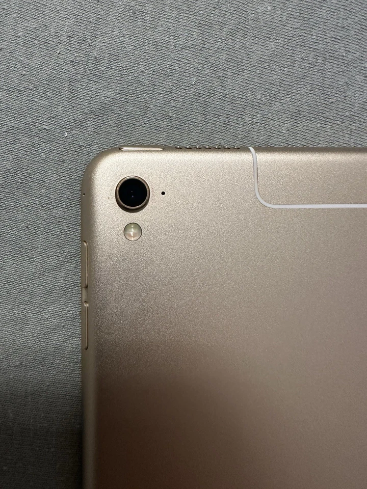 Apple iPad (5th generation) · 32GB · Wi-Fi, Foto 4 von 5