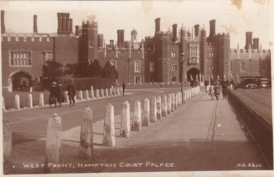 WESTFRONT, HAMPTON COURT PALACE, RICHMOND UPON THAMES ~ GEBRAUCHT ~ UNBESPIELT