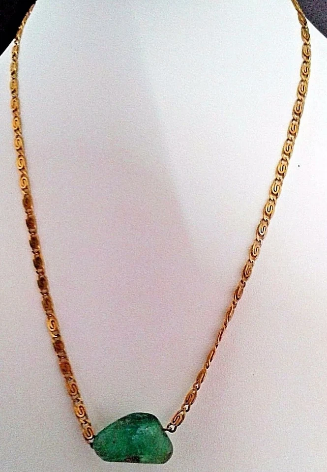 Collana in vetro naturale smeraldo e argento 925 con bagno in oro 18 carati. - Immagine 3 di 4