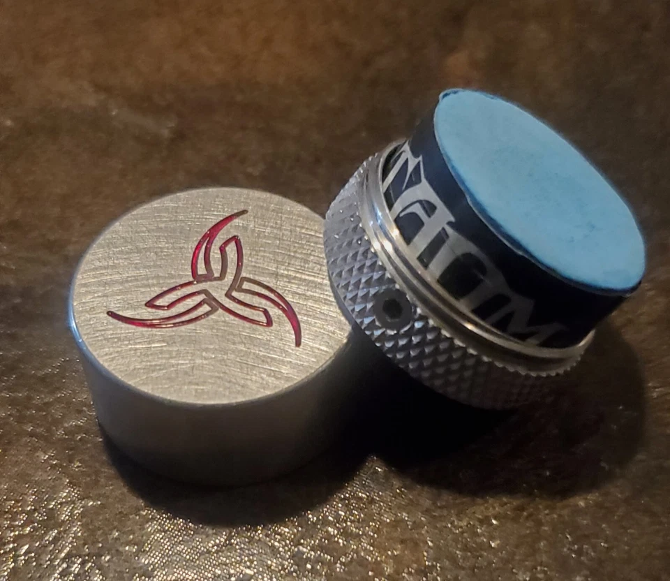 Soporte magnético para tacos de billar para tizas Taom, redondo, aluminio mecanizado metal Foto 2 de 4