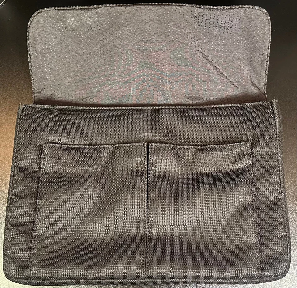 Funda acolchada de nailon negra para portátil Tumi T-Tech 15x10x2" - solapa magnética Foto 3 de 4