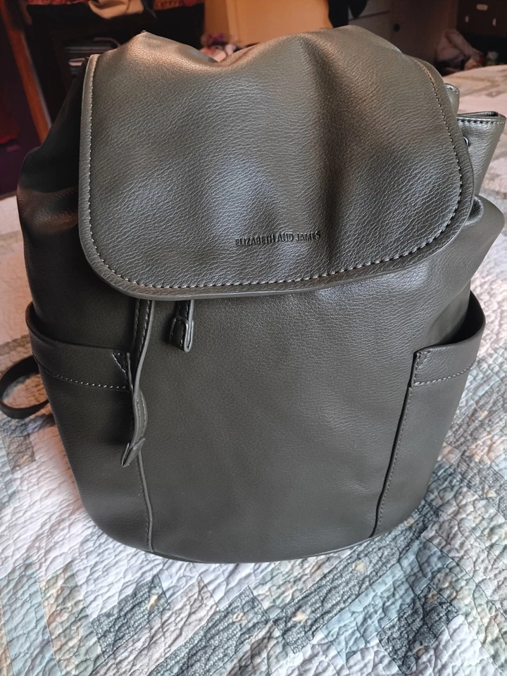 Mochila Elizabeth & James verde oliva con cordón de cuero vegano suave utilitario Foto 2 de 4