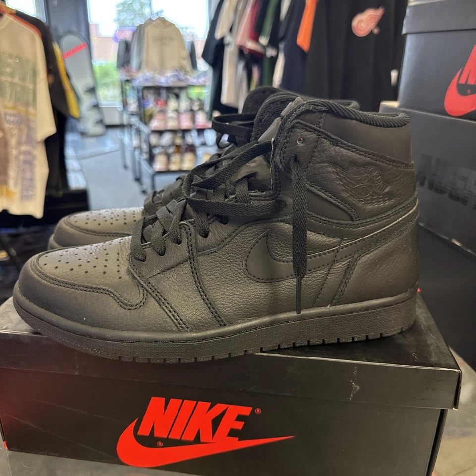 Talla 9 - Air Jordan 1 Retro OG High Triple Black 2017 Foto 4 de 4
