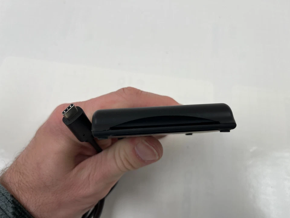 IOGEAR USB-C Smartcard Reader GSR205 Universal Compatibility - Image 2 of 3