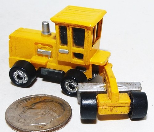 Small Funrise Light Duty Road Grader in Yellow - Picture 3 of 5