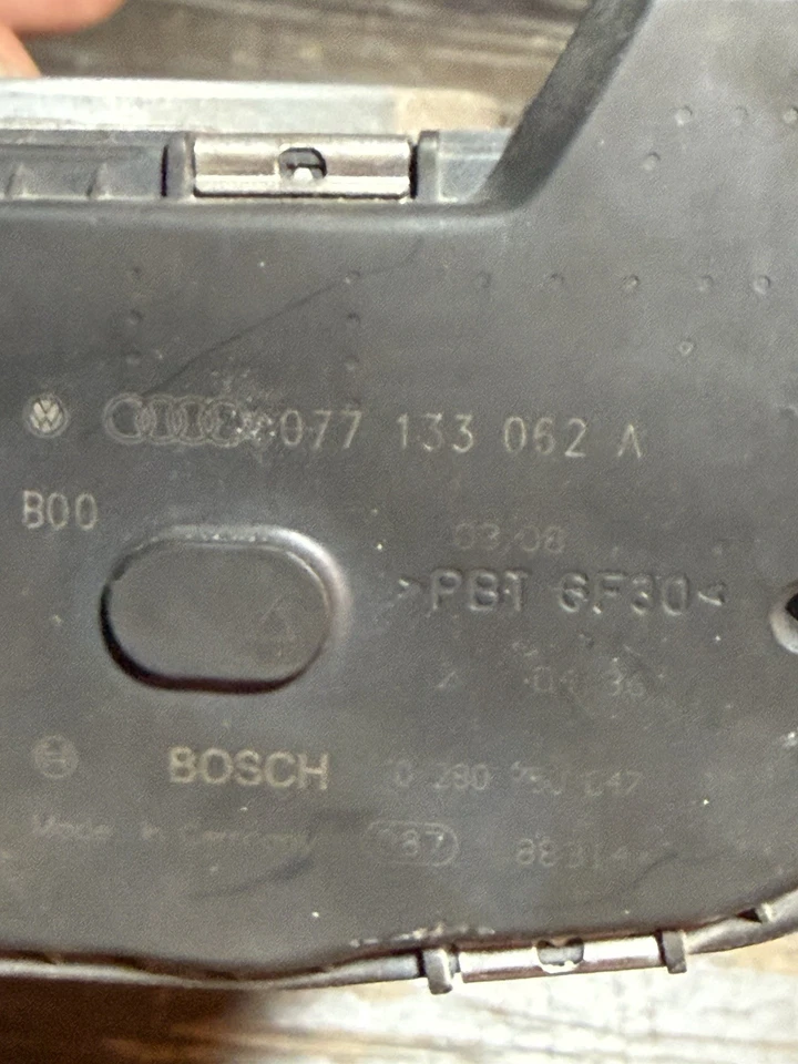 Válvula de cuerpo del acelerador de admisión del motor Audi S5 A8 V8 2008-2012 077133062A OEM Foto 3 de 3