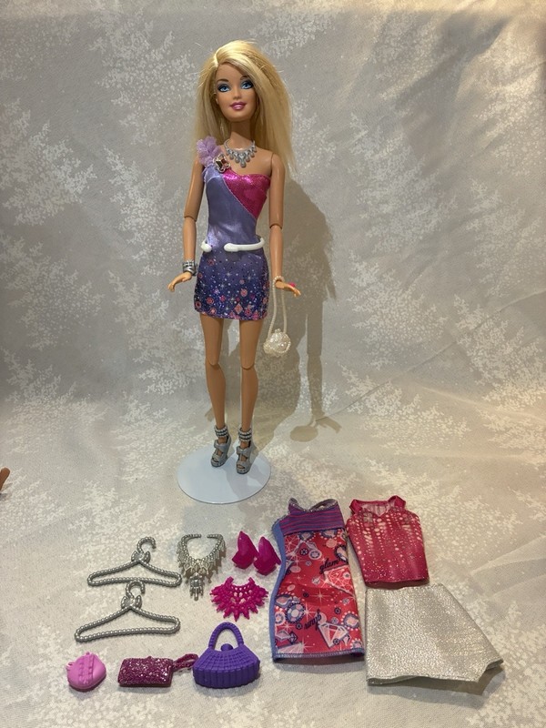 2011 BARBIE FASHIONISTAS ULTIMATE WARDROBE X2268 Complete W Barbie Doll