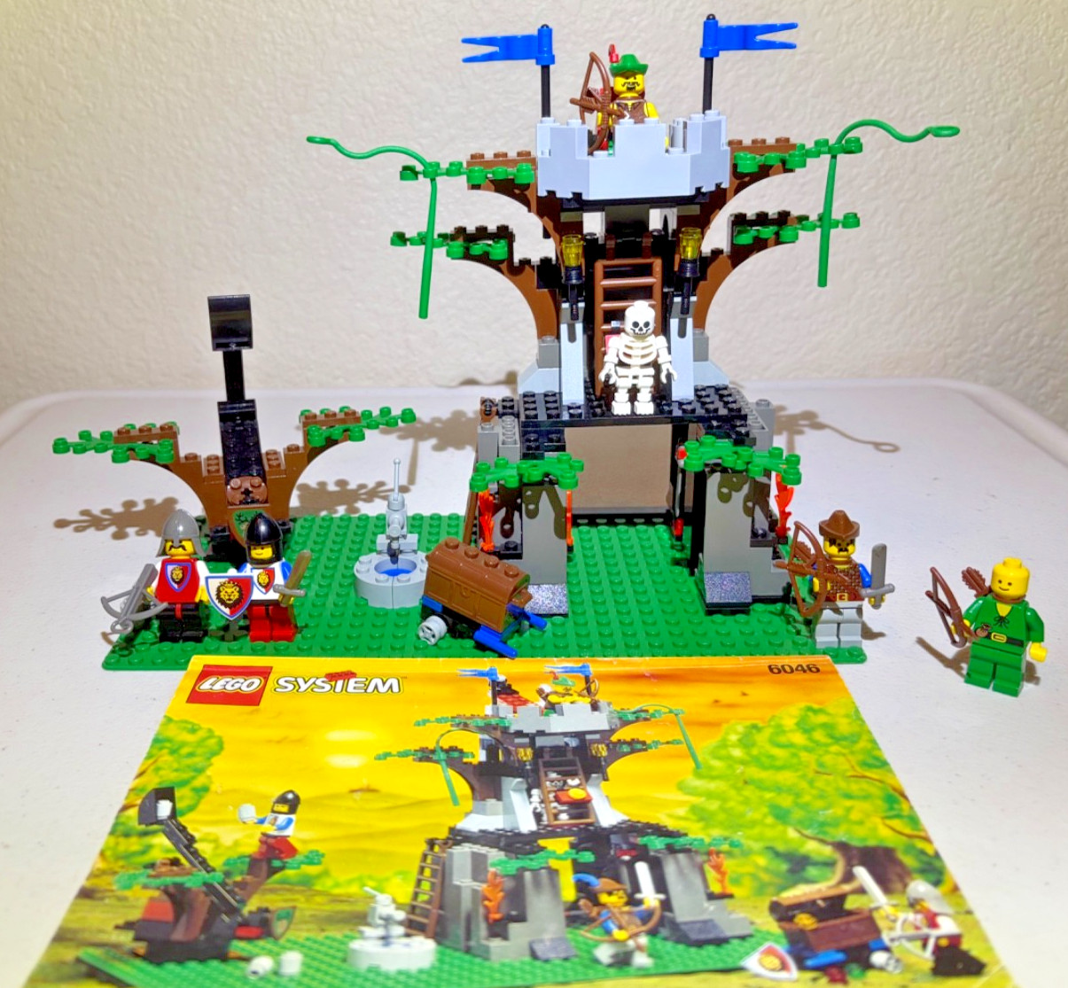 LEGO 6046 Hemlock Stronghold Forestmen Castle w/ Instructions & Bonus Figure