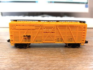 MODEL POWER, N SCALE. 40' STOCK CAR. KATY. W/METAL WHEELS FREE SHIPPING. no.2