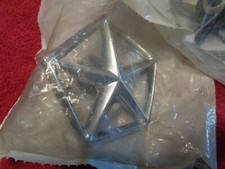 MOPAR 92 93 94 95 DODGE CARAVANA TOWN & COUNTRY HOOD MEDALLÓN EMBLEMA OEM 4576153