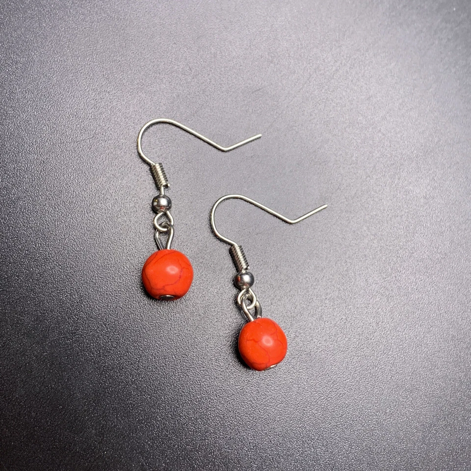 Delicados pendientes colgantes de cuentas de piedra roja gancho teñido howlita gancho de piedras preciosas Foto 3 de 4