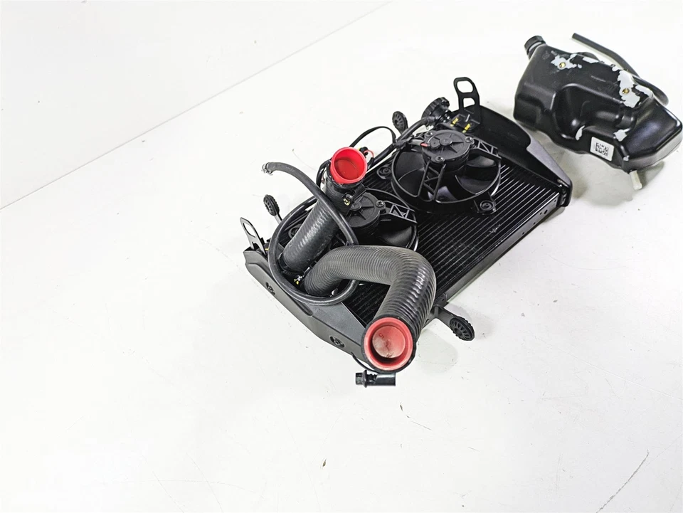 Juego de mangueras de depósito ventiladores de radiador Ducati Hypermotard 939 SP 2018 54840981D Foto 3 de 4