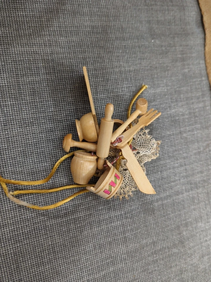 Grupo de utensilios de cocina de madera para casa de muñecas 10 piezas - todos 2 pulgadas o más pequeños Foto 2 de 4