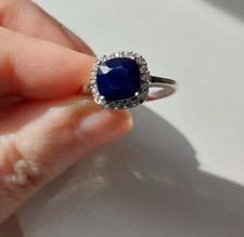 Dunkelblauer Saphir mit weissen Topasen eckiger Ring - fast 1,2cm Ringkopf