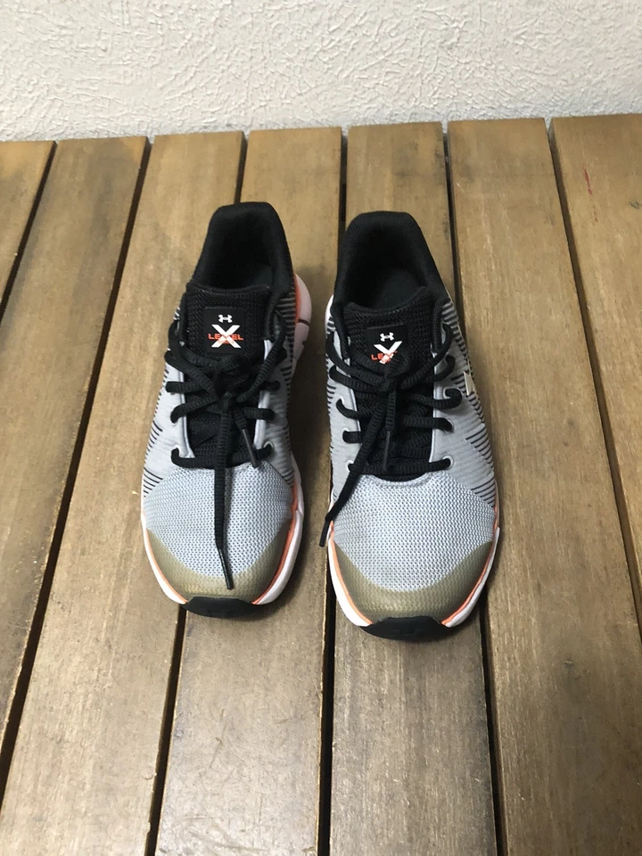 Tenis Under Armour 3022194 G3G1ZM Level Scramjet Gris Juvenil Talla 3.5Y Usados en Excelente Condición Foto 3 de 4