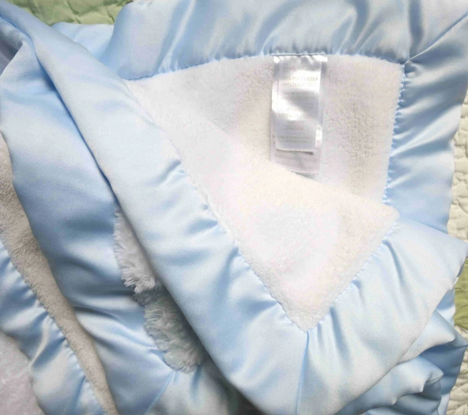 Manta de niño Wendy Bellissimo Chevron ZigZig blanca azul bebé con borde satinado usada en excelente estado Foto 2 de 3