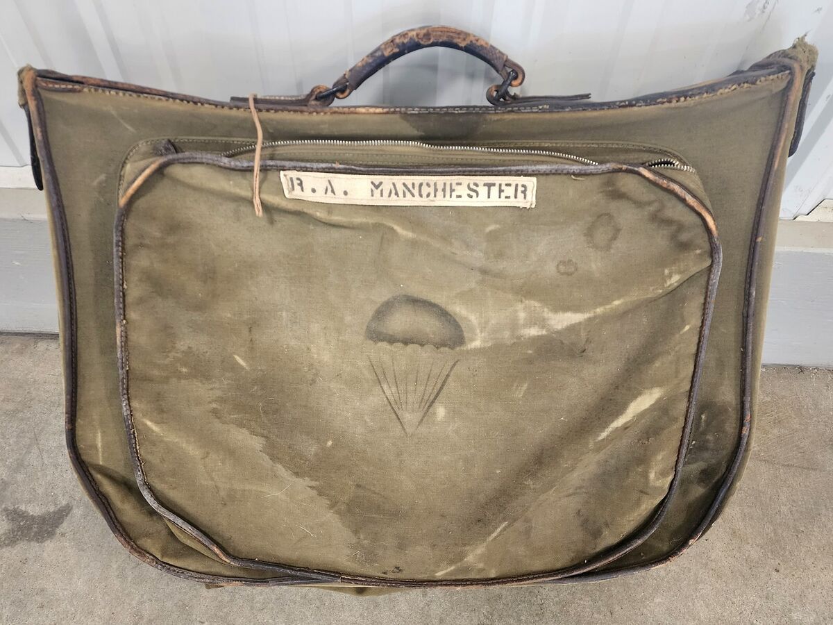 WWII US NAMED Military B4 Parachute Bag Green Pilots Flyers WWII US NAMED Military B4 Parachute Bag Green Pilots Flyers