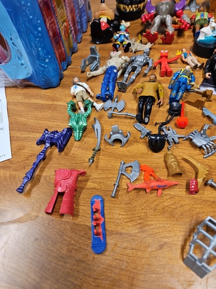 Lote mixto de juguetes vintage años 80, 90 figuras de acción armas accesorios piezas Foto 4 de 4