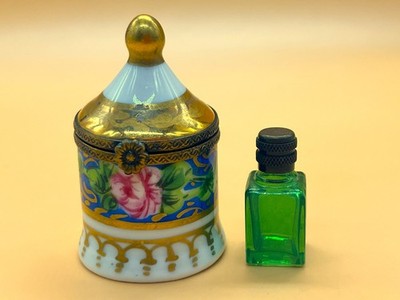 Limoges Porzellan Frankreich eiförmige Box mit innen rotem Glas Parfüm Flakon.