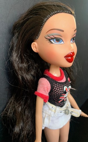 2004 Bratz MGA Entertainment Funk Out Dana Doll and Accessories - Picture 6 of 13