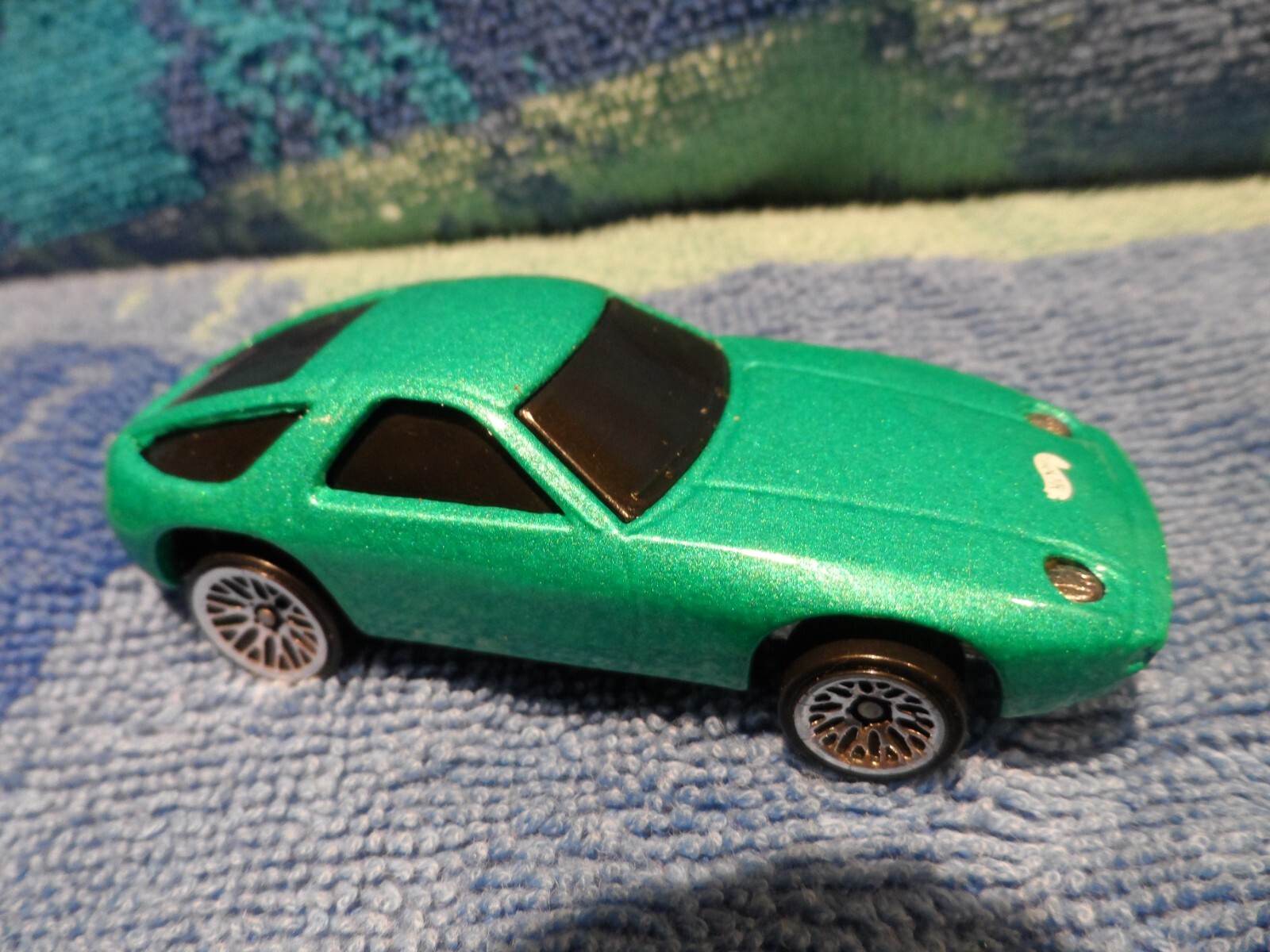 Hot wheels lot of 2 Porsche 928, 1 gold w/5 dots and 1 green w/lace