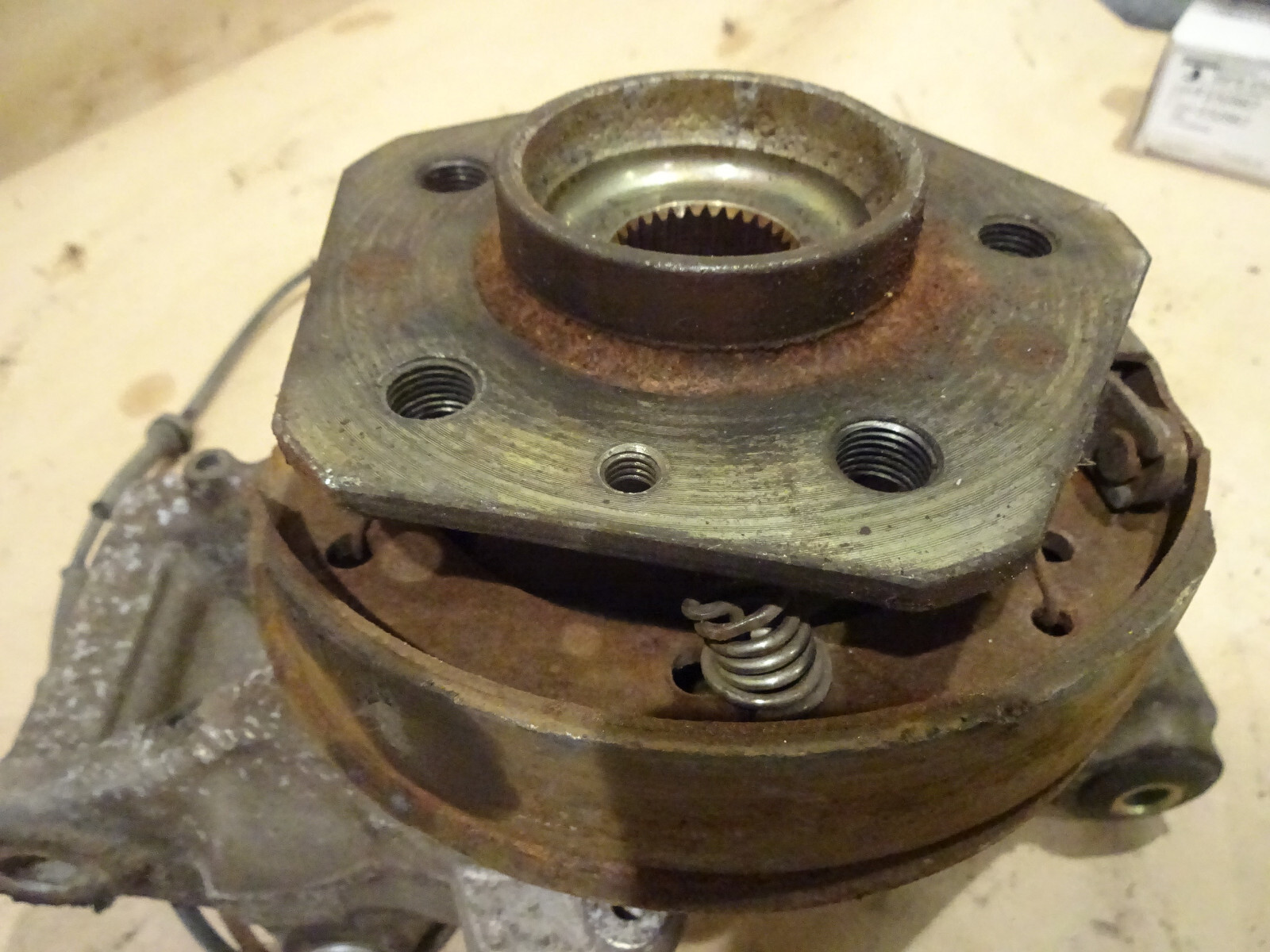 Maserati 4200 - RH Rear Hub Holder - Knuckel -W /Hub & Bearing - P/N 189334